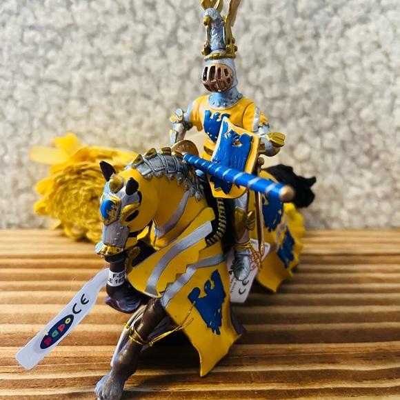 Beautiful RETIRED w/ALL TAGS Knight & Horse - Picture 10 of 10